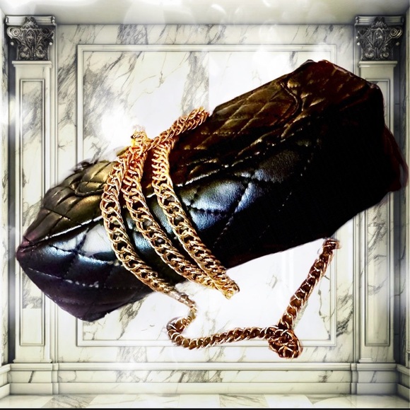 Elegant Quilted Black Leather and Gold Chain Bag - Picture 3 of 6